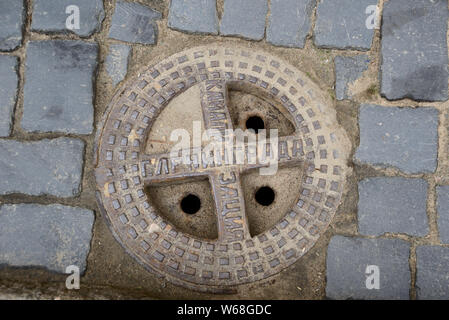 Sankt Petersburg, Russland - 25. Mai 20197: Alte Kanaldeckel der Zeiten der UDSSR mit der Inschrift "Leningrad" Stockfoto