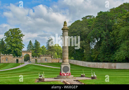 GORDON SCHLOSS FOCHABERS Moray in Schottland EINGANGSTOR ZU DEN IMMOBILIEN UND KRIEGERDENKMAL Stockfoto