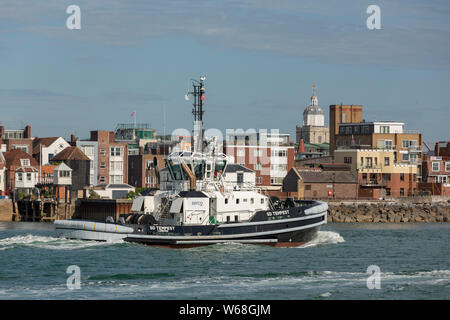 Naval tug SD Tempest betrieben von SERCO Position aus dem Hafen von Portsmouth. Spice Island im Hintergrund. Stockfoto