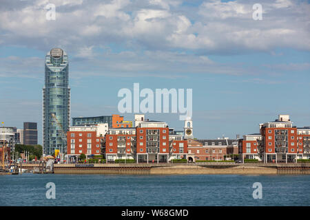 Panoramablick auf den Gunwharf Quays in Portsmouth, Hampshire. Sonnigen Sommernachmittag mit Massen an diesem beliebten Wahrzeichen. Stockfoto