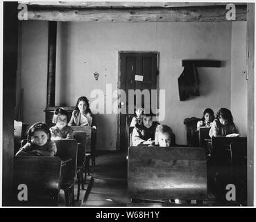 Taos County, New Mexico. Ein Zimmer der Schule an der Versylvania ist ein umgebautes 2-Zimmer Wohnung. Von 15 Pu. . .; Umfang und Inhalt: Die Bildunterschrift lautet wie folgt: Taos County, New Mexico. Ein Zimmer der Schule an der Versylvania ist ein umgebautes 2-Zimmer Wohnung. Der 15 Schüler, sechs waren nicht vorhanden der Tag Bild aufgenommen wurde. Stockfoto