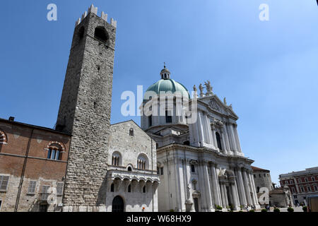 Die Alte Kathedrale, die neue Kathedrale und der Palast Broletto am Domplatz, Piazza Paolo VI, Brescia, Lombardei, Italien, Europa Stockfoto