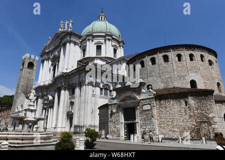 Die Alte Kathedrale, die neue Kathedrale und der Palast Broletto am Domplatz, Piazza Paolo VI, Brescia, Lombardei, Italien, Europa Stockfoto