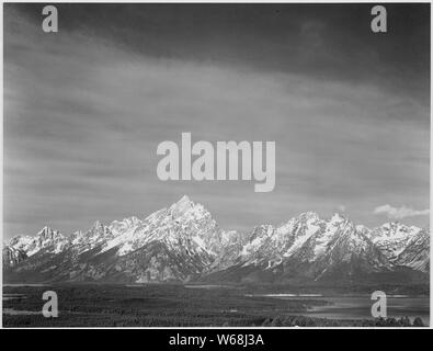 Tetons von Signal Mountain, Blick auf das Tal und die schneebedeckten Berge, niedrige Horizonte, Grand Teton National Park, Wyoming., 1933 - 1942 Stockfoto