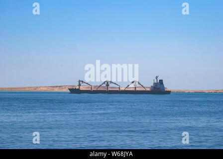 Ein Frachtschiff Segeln in der Nähe der Halbinsel Sinai in Ägypten Stockfoto