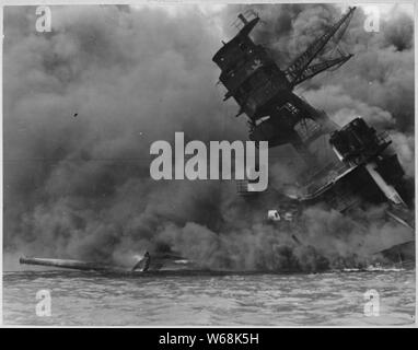 Die USS Arizona brennen nach dem japanischen Angriff auf Pearl Harbor.; Allgemeine Hinweise: Verwenden Sie Krieg und Konflikt Nummer 1136 bei der Bestellung eine Reproduktion oder Anforderung von Informationen zu diesem Bild. Stockfoto