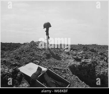 Der Brückenkopf ist sicher, aber der Preis war hoch. Der Küstenwache Bekämpfung der Fotograf kam auf diesem Denkmal zu einem toten amerikanischen Soldaten irgendwo auf der Shell sandgestrahlt Ufer der Normandie.; Allgemeine Hinweise: Verwenden Sie Krieg und Konflikt Nummer 1045 bei der Bestellung eine Reproduktion oder Anforderung von Informationen zu diesem Bild. Stockfoto