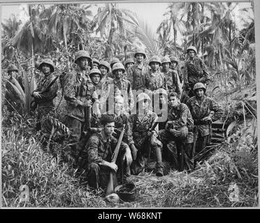 Diese Männer haben die blutigen Ruf als geschickte Dschungel Kämpfer erwarb. Sie sind US Marine Räuber versammelten sie sich vor einer japanischen Dugout auf Cape Torokina auf Bougainville, Solomon Inseln, die thry geholfen.; Allgemeine Hinweise: Verwenden Sie Krieg und Konflikt Nummer 1200 bei der Bestellung eine Reproduktion oder Anforderung von Informationen zu diesem Bild. Stockfoto