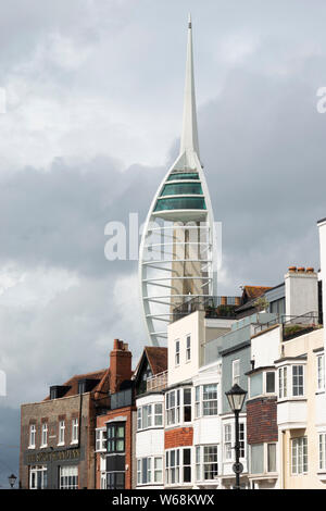 Historische Häuser in der Altstadt von Portsmouth mit dem Spinnaker Tower wurde 2005 eröffnet im Hintergrund. Hampshire, England, Vereinigtes Königreich