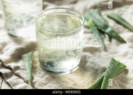 Raw gesunde Organische Aloe Vera Wasser in einem Glas Stockfoto