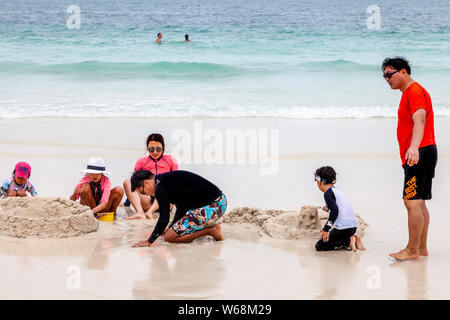 Eine Gruppe von chinesischen Touristen auf White Beach, Boracay, Aklan, Philippinen Stockfoto