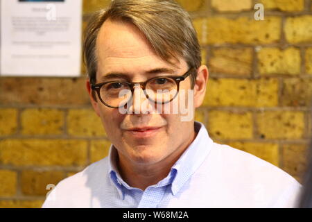 MATTHEW BRODERICK SCHAUSPIELER UND SÄNGER IM FILM UND AUF DER BÜHNE IM LONDONER WESTEND AM 31. JULI 2019. BEMERKENSWERTE ROLLEN TITELFIGUR IN FERRIS BUELLERS TAG FREI. DIE STIMME DER ERWACHSENEN SIMBA IN DISNEYS KÖNIG DER LÖWEN. LEO BLÜHT SOWOHL IM BROADWAY MUSICAL THE PRODUCERS ALS AUCH IN DER VERFILMUNG VON 2005. GODZILLA. INSPECTOR GADET. DER NEULING. REGIE UND STAR IN DER UNENDLICHKEIT. WIE MAN IM GESCHÄFT ERFOLGREICH IST, OHNE WIRKLICH ZU VERSUCHEN. BRIGHTON BEACH MEMOIREN. HOLLYWOOD WALK OF FAME. DER STAR MESSENGER MIT DER HAUPTROLLE VON ELIZABETH MCGOVERN. Russell Moore Portfolio-Seite. Stockfoto