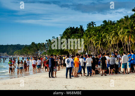 Chinesische Touristen auf White Beach, Boracay, Aklan, Philippinen Stockfoto