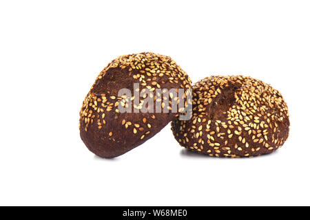 Malted Brot mit Sesam auf weißem Hintergrund. Kopieren Sie Platz. Stockfoto