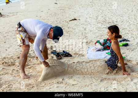 Touristen werden in Sand, White Beach, Boracay, Aklan Provinz der Philippinen. Stockfoto