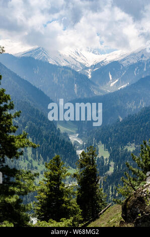Schönen Blick auf die bergige Landschaft an einem bewölkten Morgen von Gulmarg Straße in Gulmarg Wildlife Sanctuary, Jammu und Kaschmir, Indien Stockfoto