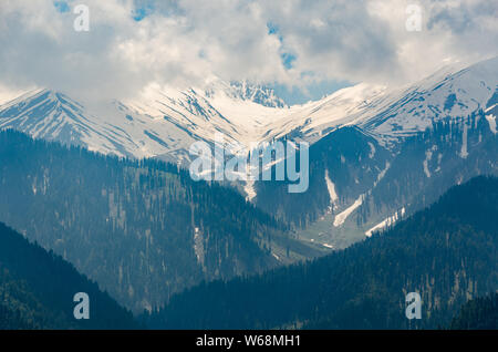 Schönen Blick auf die bergige Landschaft an einem bewölkten Morgen von Gulmarg Straße in Gulmarg Wildlife Sanctuary, Jammu und Kaschmir, Indien Stockfoto