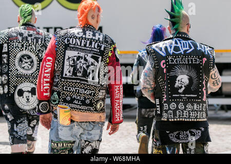 Bebilderte Jacken mit Nieten, gefärbte Haare und Punks in Blackpool, Lancashire, Großbritannien. Juli 2019. Das fabelhafte Punk Rebellion Festival kehrt zu einem Wochenende mit Live-Punk-Rockmusik in die Winter Gardens in Blackpool zurück. Das Rebellion Festival, ehemals Holidays in the Sun und das Wasted Festival, ist ein britisches Punk-Rock-Festival, das erstmals 1996 stattfindet. Diese für alle offen Veranstaltung zieht Tausende von Besuchern aus dem Ausland an, um all ihre Lieblings-Punk-Musiker an einem Ort zu sehen. Quelle: Cernan Elias/Alamy Live News Stockfoto