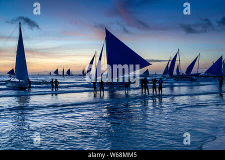 Traditionelle Paraws (Segelboote) Auf eine Sunset Cruise Off White Beach, Boracay, Aklan Provinz der Philippinen. Stockfoto