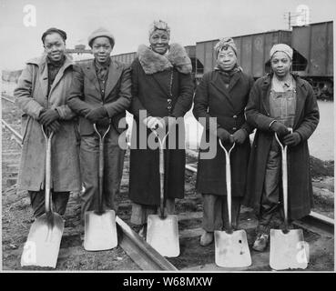 Trackwomen, 1943. Baltimore and Ohio Railroad Company; Allgemeine Hinweise: Verwenden Sie Krieg und Konflikt Nummer 810 bei der Bestellung eine Reproduktion oder Anforderung von Informationen zu diesem Bild. Stockfoto