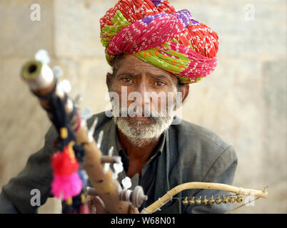 Ältere indische Rajsthani Straßenmusiker spielt seine traditionelle ravanahatha (verbeugte sich indische Saiteninstrument). Stockfoto