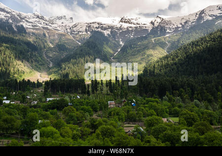 Schönen Blick auf die bergige Landschaft während der Reise nach Sonamarg auf Srinagar - Leh Highway, Jammu und Kaschmir, Indien Stockfoto