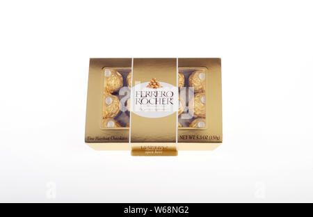 Ferrero Rocher feine Haselnusspralinen candy Box Stockfoto