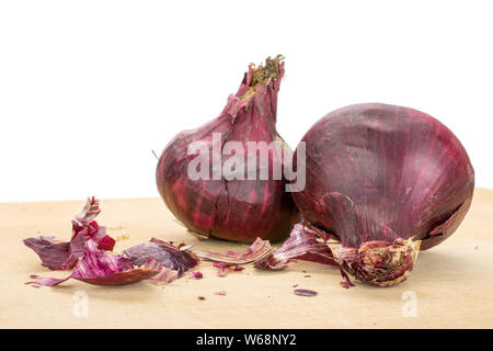 Gruppe von zwei ganze Menge Stücke der Verjährten rote Zwiebel auf Schneidebrett auf weißem Hintergrund Stockfoto