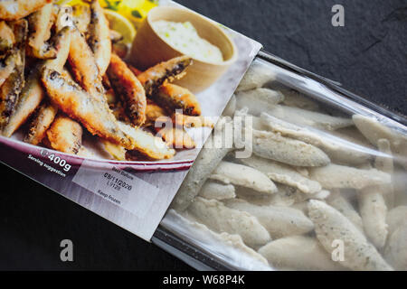 Whitebait aus Sprotten, Sprattus sprattus, dass aus einem Island Supermarkt in Großbritannien gekauft wurden, die Sprotten in der Ostsee gefangen wurden. Stockfoto