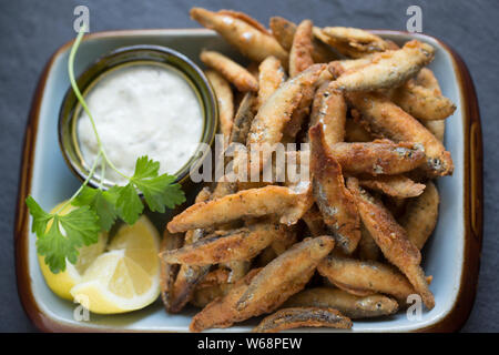 Whitebait aus Sprotten, Sprattus sprattus, dass aus einem Island Supermarkt in Großbritannien gekauft wurden, die Sprotten in der Ostsee gefangen wurden. Stockfoto