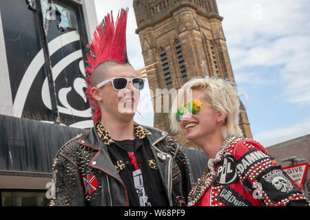 Punk-Rocker in Blackpool, Lancashire, Großbritannien. Juli 2019. Rebellion Festival weltweit größtes Punk-Festival in Blackpool. Anfang August finden in den Winter Gardens von Blackpool zahlreiche Punkbands statt, die zum 21. Rebellion Festival eingeladen werden, das Tausende von Touristen in das Resort zieht. Über 4 Tage im August in Blackpool versammeln sich die besten Punks zu diesem gesellschaftlichen Ereignis des Jahres mit 4 Tagen Musik auf 6 Bühnen mit Massen von Bands. Stockfoto