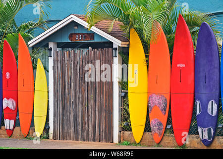 Bunte surfboard Zaun in der Nähe der Stadt Ahaus an der Strasse nach Hana auf Hawaii Insel Maui. Stockfoto