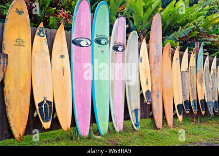 Bunte surfboard Zaun in der Nähe der Stadt Ahaus an der Strasse nach Hana auf Hawaii Insel Maui. Stockfoto