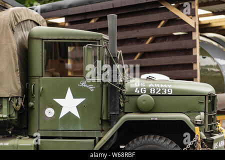 DONCASTER, Großbritannien - 28. JULI 2019: eine Nahaufnahme eines grünen und braunen M 35 Army cargo Truck während des zweiten Weltkrieges 2 verwendet Stockfoto