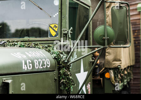 DONCASTER, Großbritannien - 28. JULI 2019: eine Nahaufnahme eines grünen und braunen M 35 Army cargo Truck während des zweiten Weltkrieges 2 verwendet Stockfoto