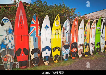 Bunte surfboard Zaun in der Nähe der Stadt Ahaus an der Strasse nach Hana auf Hawaii Insel Maui. Stockfoto