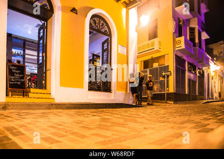 Die Altstadt von San Juan, Puerto Rico - 15. MÄRZ 2019: Street Szene aus alten San Juan Puerto Rico in der Nacht mit alten Architektur gesehen und Menschen in Aussicht Stockfoto