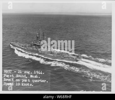 BB 57 - 21 Aug 1944. Puget Sound, Washington Breite auf Port Quartal. Geschwindigkeit 19 Knoten.; Luftbild der USS South Dakota im Puget Sound. Box: 19 LCM, BB-57, BN 204; Ordner: BS 70904 - 70916 BS 70906 Stockfoto