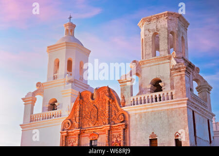 Abendrot auf der Mission San Xavier del Bac, die Termine für 1783 in der Nähe von Tucson, Arizona. Stockfoto