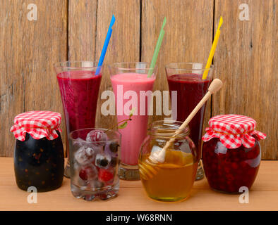 Eingestellt von berry Smoothies, Marmeladen und Gefrorene Beeren Stockfoto