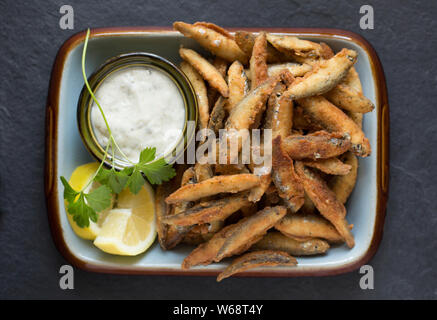 Whitebait aus Sprotten, Sprattus sprattus, dass aus einem Island Supermarkt in Großbritannien gekauft wurden, die Sprotten in der Ostsee gefangen wurden. Stockfoto