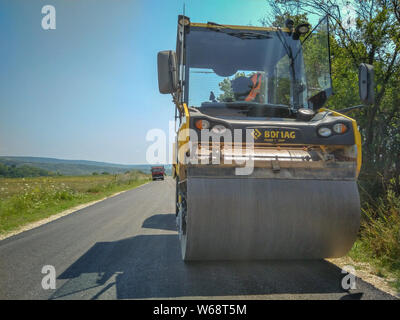 Die asphaltierung Maschinen auf der Baustelle bereit für die Arbeit auf der Straße Stockfoto