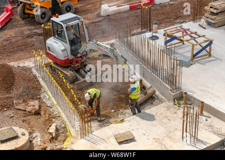 CARDIFF, WALES - Juli 2019: Stahlbau gelegt werden für konkrete Grundlagen auf der Website eines neuen Gebäudes für Cardiff University verstärkt. Stockfoto