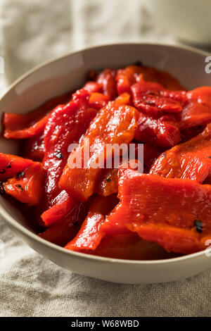 Organische Marinierte gebratene Paprika in eine Schüssel geben. Stockfoto