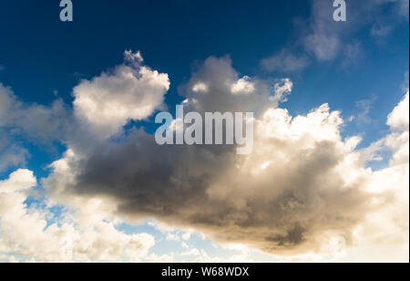 Schönen Himmel und Wolken mit dramatischen Licht. Stockfoto