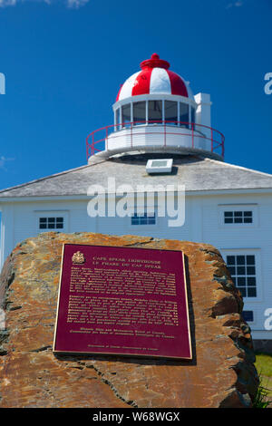 Cape Spear alter Leuchtturm mit Plakette, Cape Spear Leuchtturm National Historic Site, Neufundland und Labrador, Kanada Stockfoto