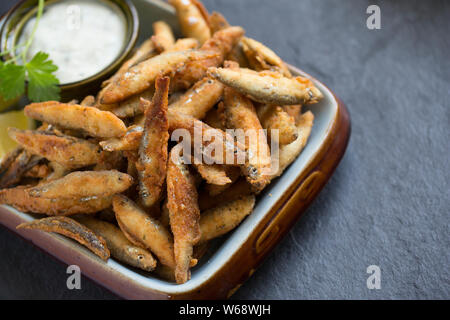 Whitebait aus Sprotten, Sprattus sprattus, dass aus einem Island Supermarkt in Großbritannien gekauft wurden, die Sprotten in der Ostsee gefangen wurden. Stockfoto