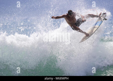 Extreme surf ay Breakwall in Lahaina auf Maui. Stockfoto