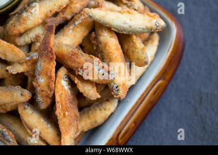 Whitebait aus Sprotten, Sprattus sprattus, dass aus einem Island Supermarkt in Großbritannien gekauft wurden, die Sprotten in der Ostsee gefangen wurden. Stockfoto