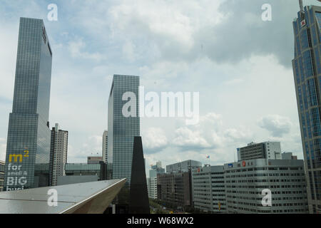 Rotterdam, Niederlande - 19 Juli 2019: Moderne Architektur von Rotterdam Bürogebäude, moderne Stadt, hohen Türmen und dem Dach zentrale stat Stockfoto
